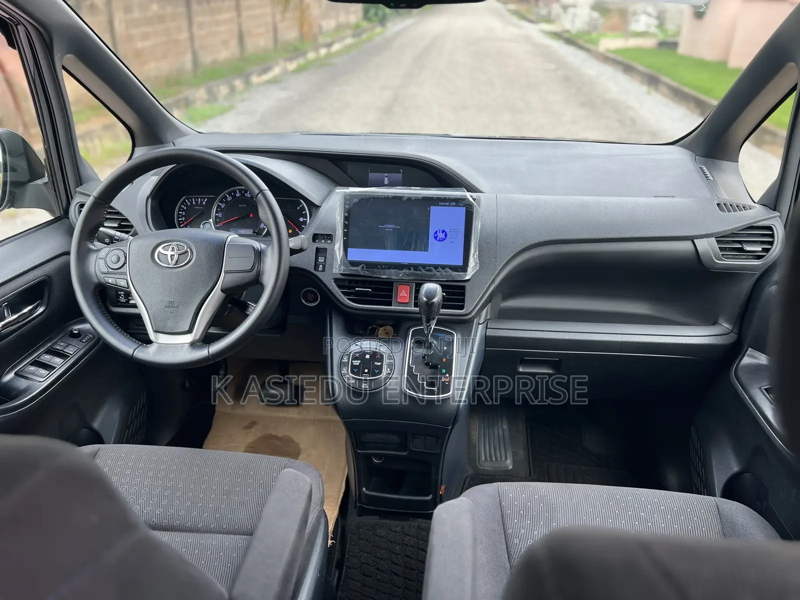Toyota Voxy V 4WD 8-Seater 2015 Black