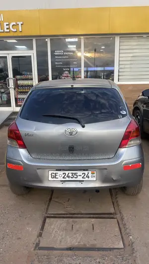 Toyota Vitz 2010 Silver