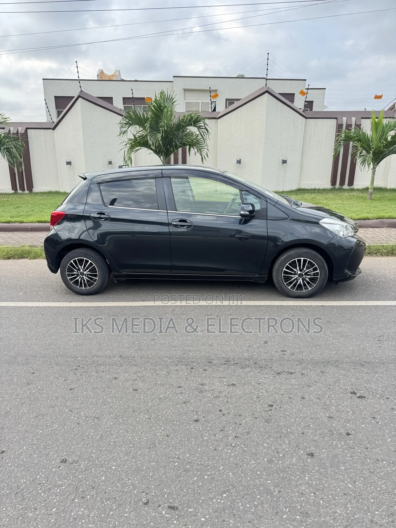 Toyota Vitz 1.3 FWD 5dr 2016 Black
