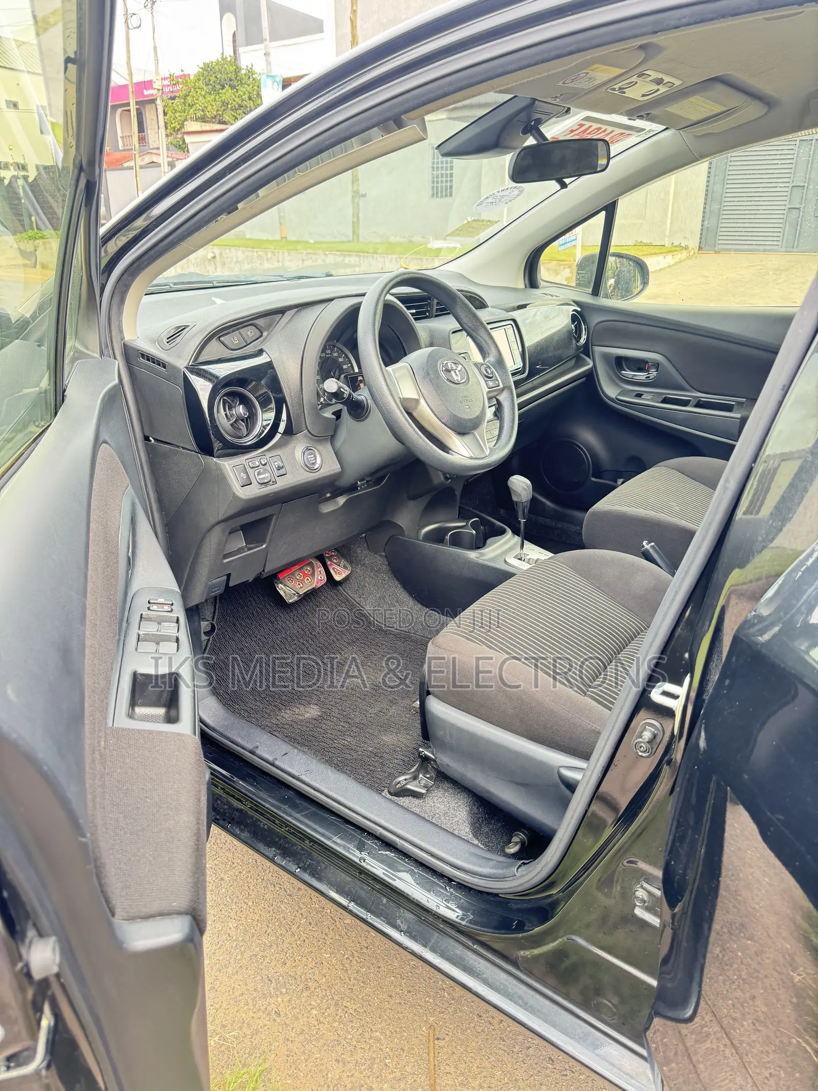 Toyota Vitz 1.3 FWD 5dr 2016 Black
