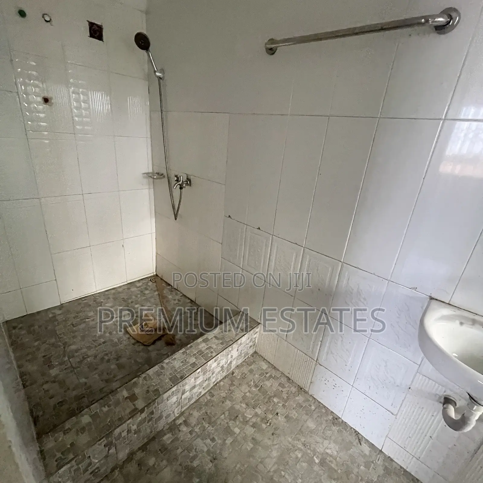 3bdrm Apartment in Little Roses Area for rent