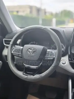 Toyota Highlander LE 2021 White