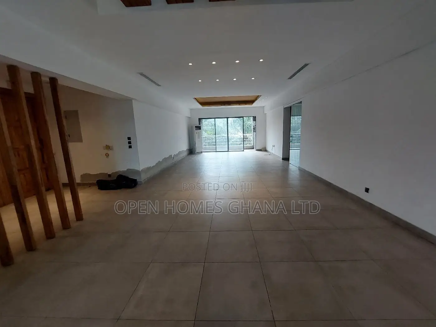 3bdrm Apartment in Coffee Shop Area for rent