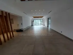 3bdrm Apartment in Coffee Shop Area for rent