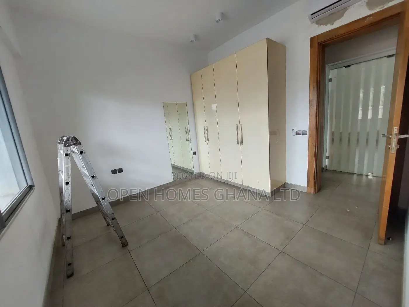 3bdrm Apartment in Coffee Shop Area for rent