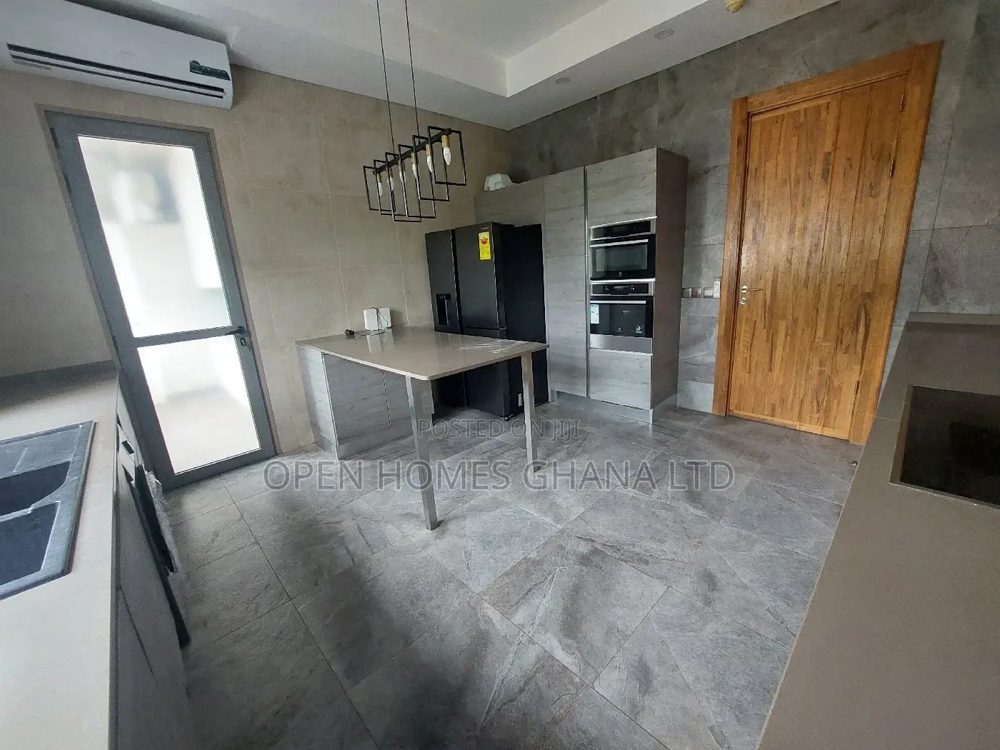 3bdrm Apartment in Coffee Shop Area for rent