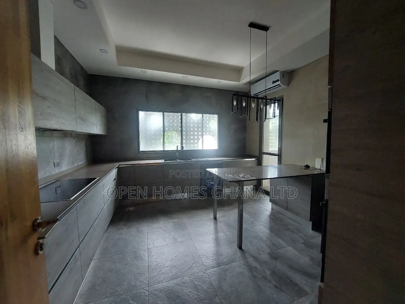 3bdrm Apartment in Coffee Shop Area for rent