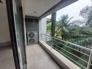 3bdrm Apartment in Coffee Shop Area for rent