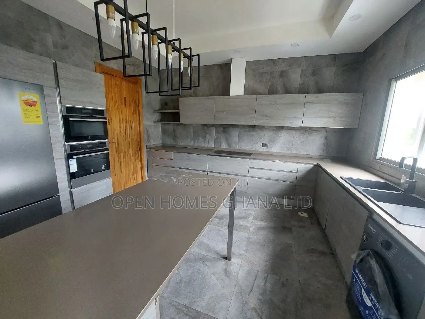 3bdrm Apartment in Coffee Shop Area for rent