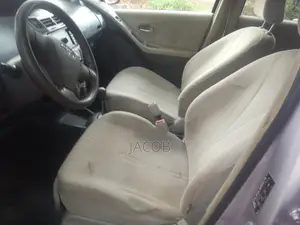 Toyota Vitz 2009 Silver