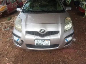 Toyota Vitz 2009 Silver