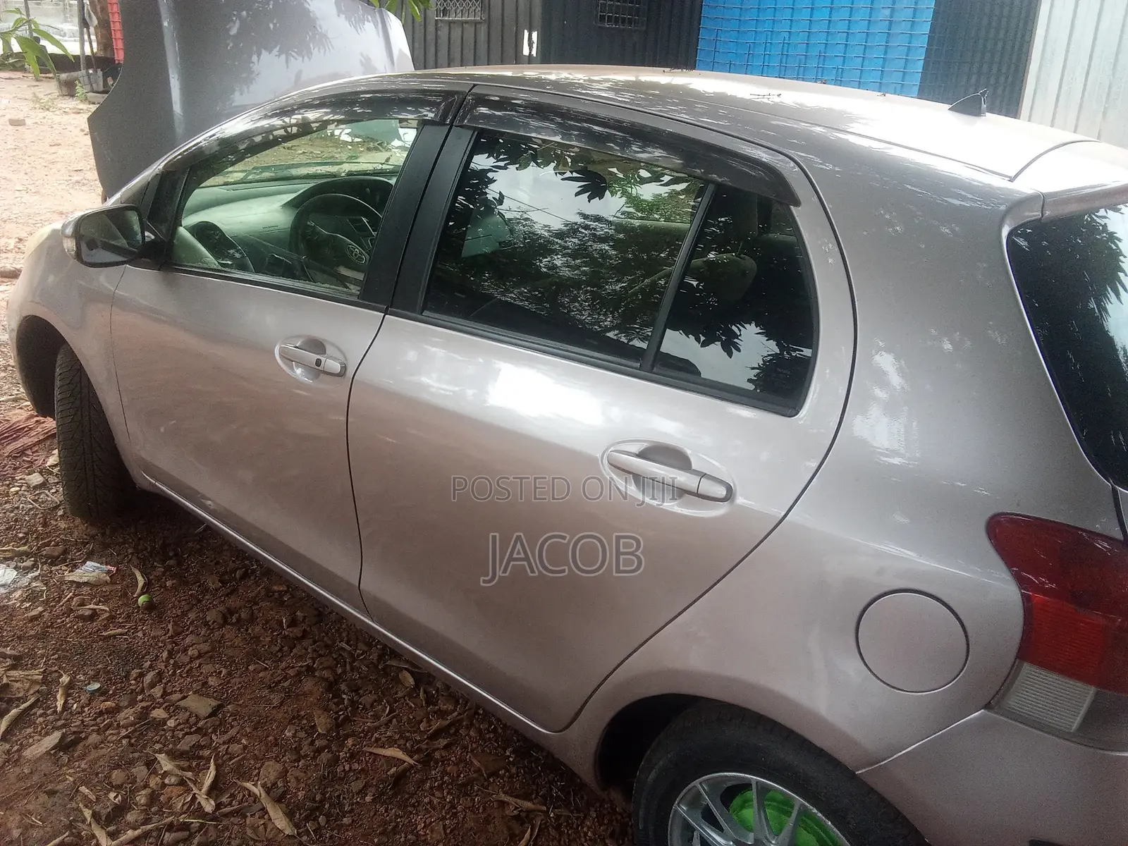Toyota Vitz 2009 Silver