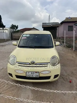 Toyota Sienta 2005 Yellow