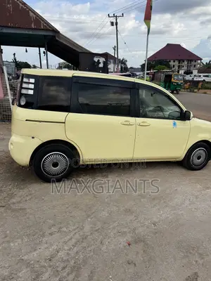 Toyota Sienta 2005 Yellow