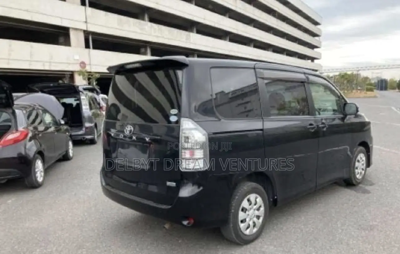 Toyota Voxy V 4WD 7-Seater 2010 Black