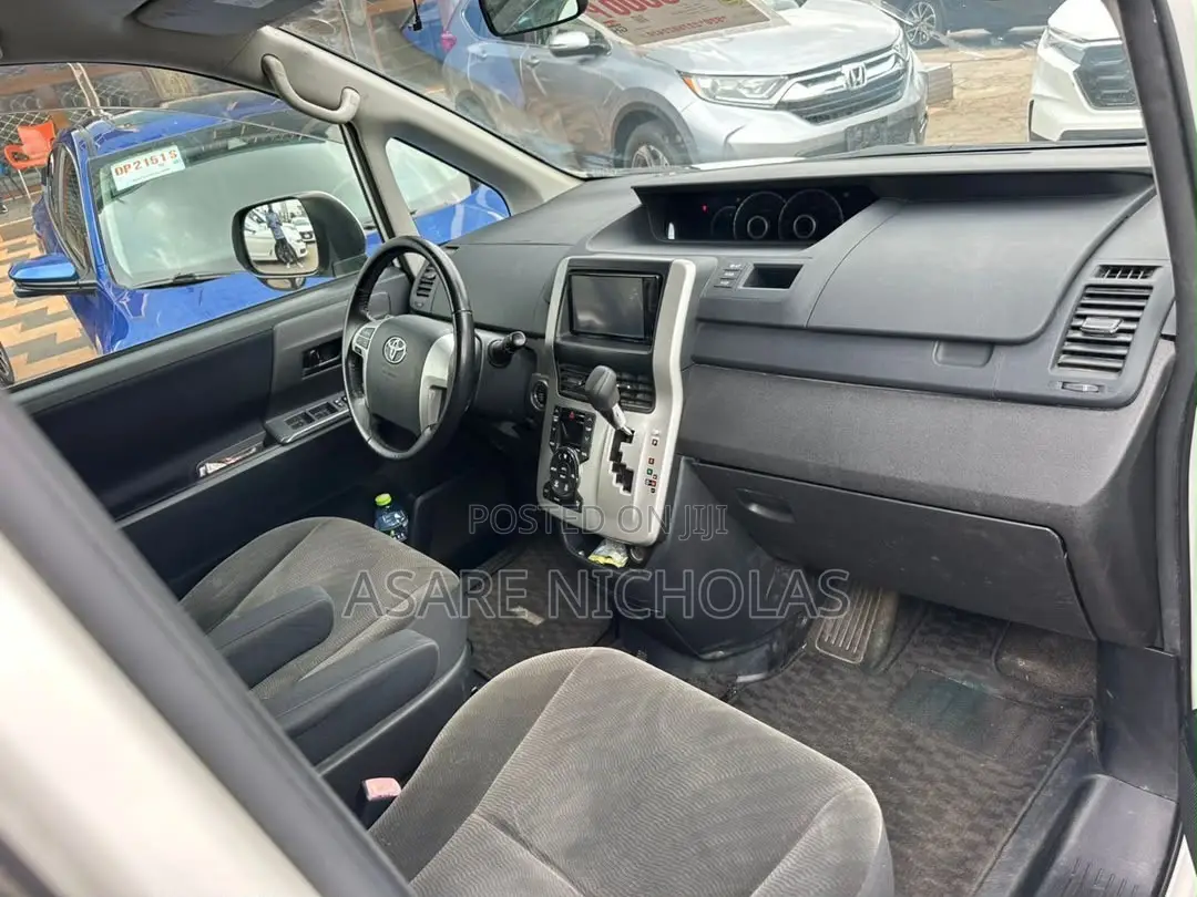 Toyota Voxy 2013 Silver