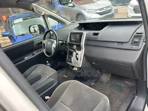 Toyota Voxy 2013 Silver