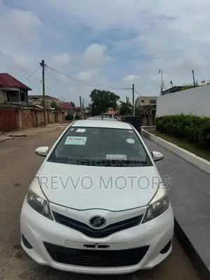 Toyota Vitz 2012 Off white
