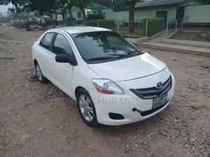 Toyota Yaris Base Hatchback 5dr 2010 White