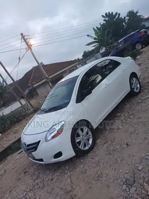 Toyota Yaris Base Hatchback 5dr 2010 White