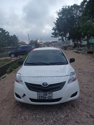 Toyota Yaris Base Hatchback 5dr 2010 White