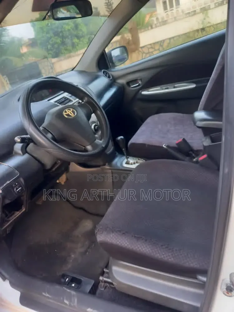 Toyota Yaris Base Hatchback 5dr 2010 White