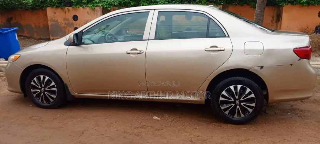 Toyota Corolla LE 4dr Sedan (1.8L 4cyl 4A) 2010 Gold