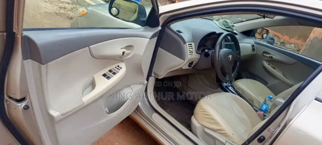 Toyota Corolla LE 4dr Sedan (1.8L 4cyl 4A) 2010 Gold