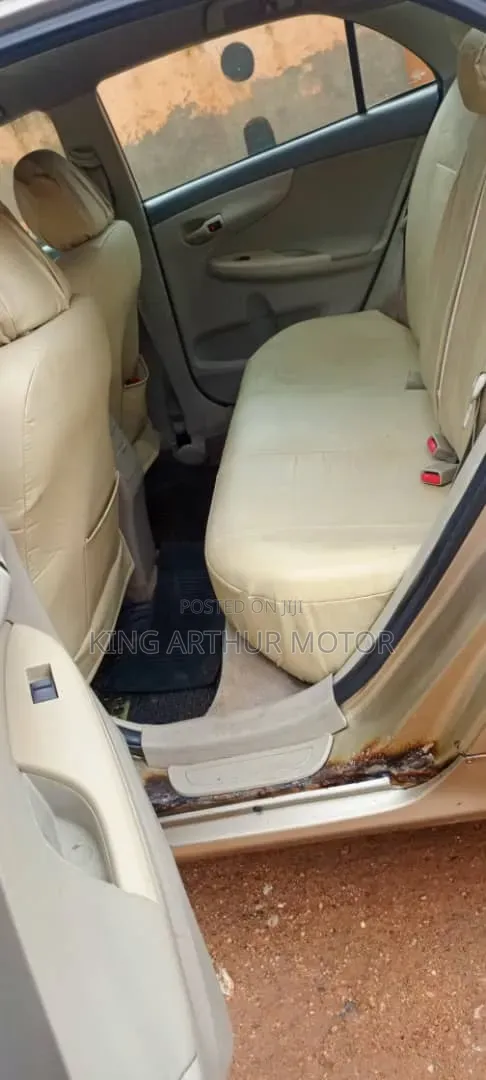 Toyota Corolla LE 4dr Sedan (1.8L 4cyl 4A) 2010 Gold