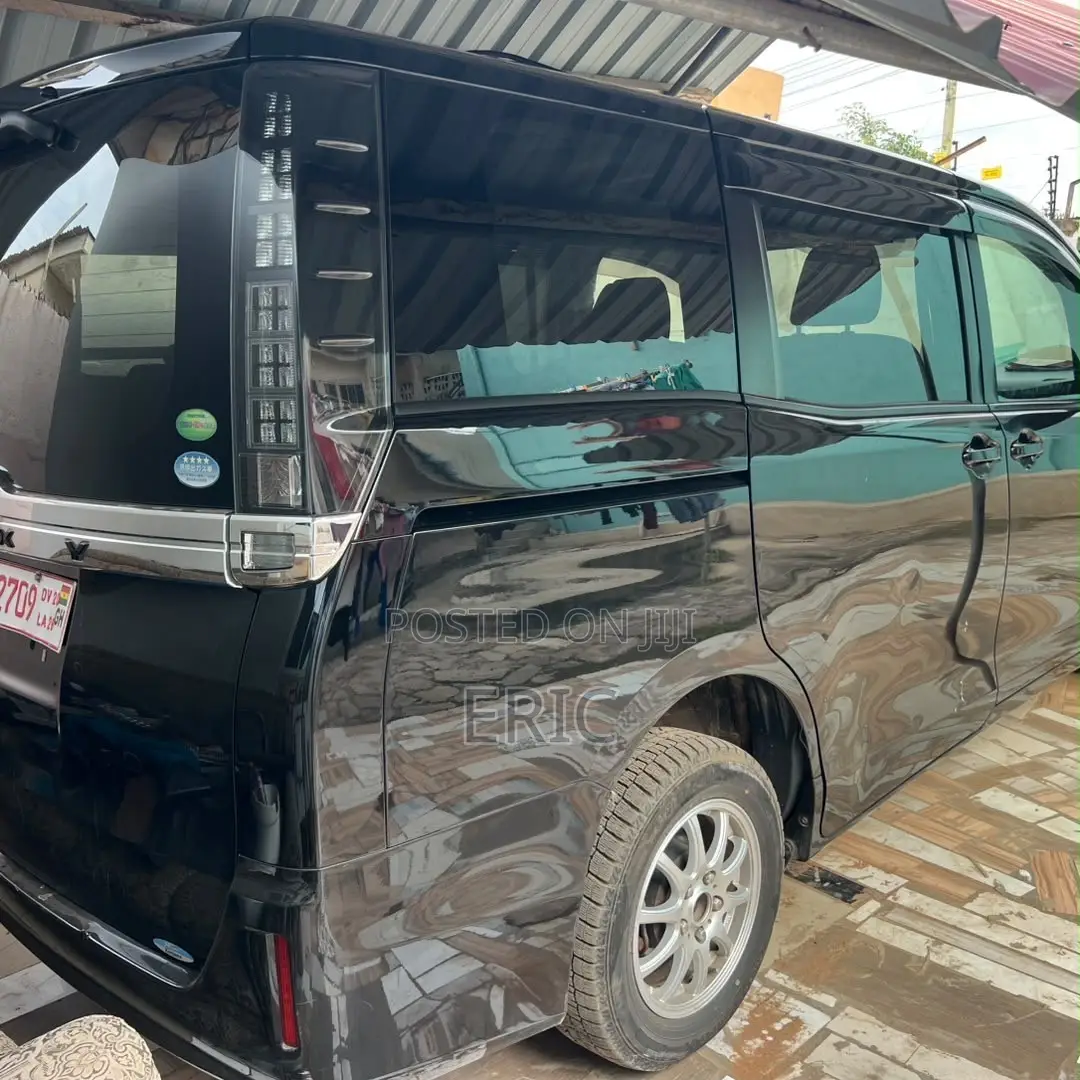 Toyota Voxy V 2WD 7-Seater 2014 Blue
