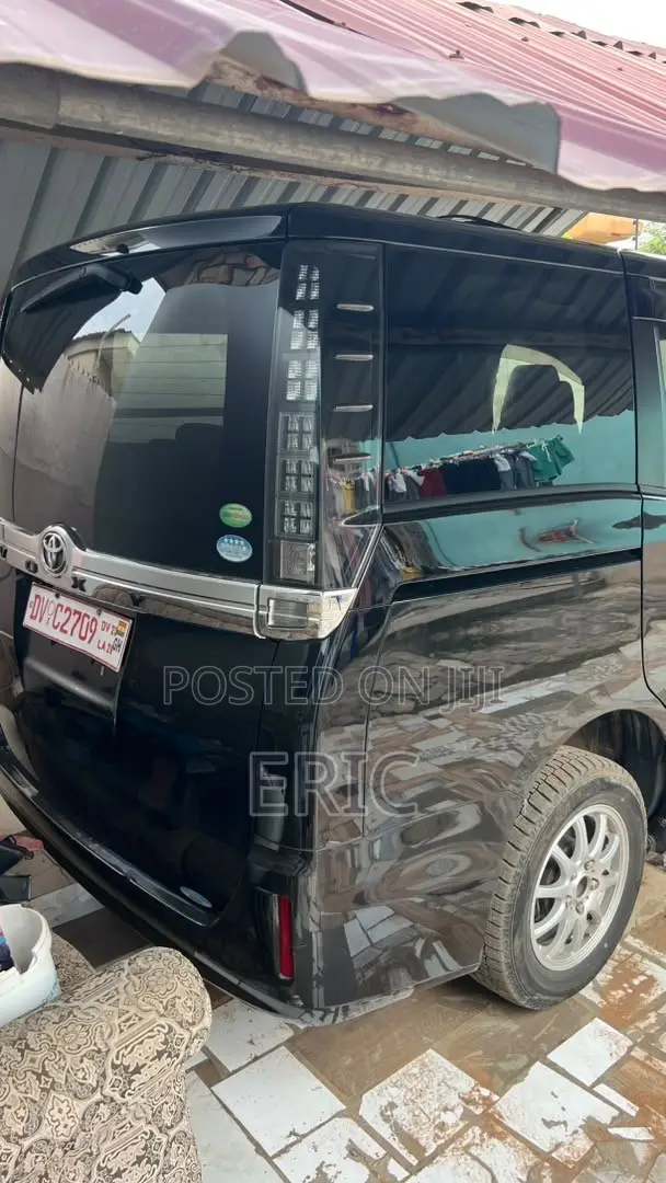 Toyota Voxy V 2WD 7-Seater 2014 Blue
