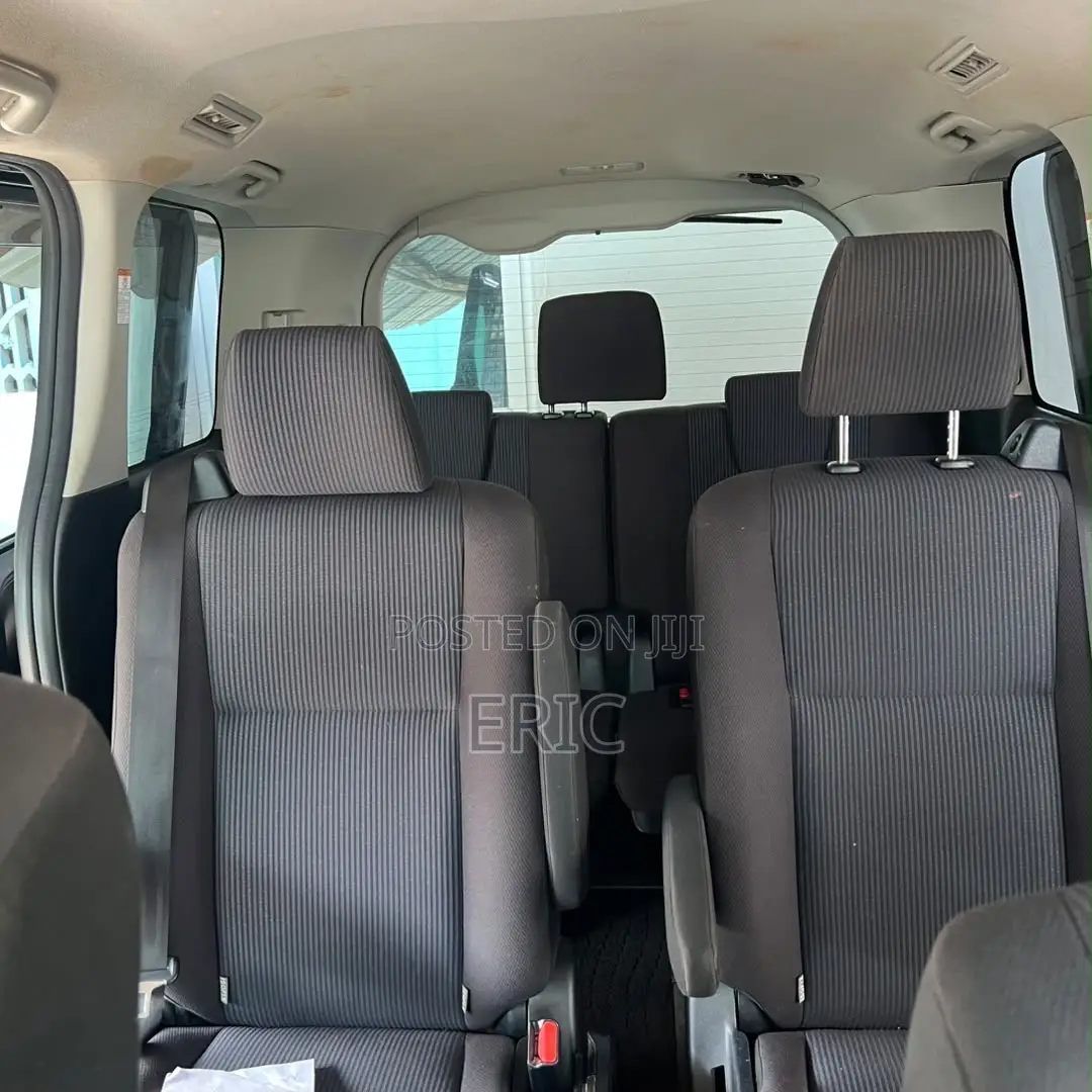 Toyota Voxy V 2WD 7-Seater 2014 Blue