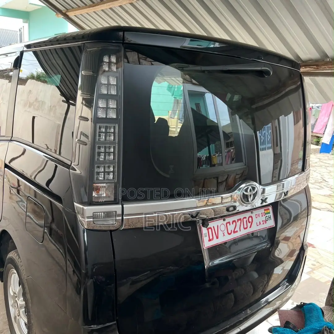 Toyota Voxy V 2WD 7-Seater 2014 Blue