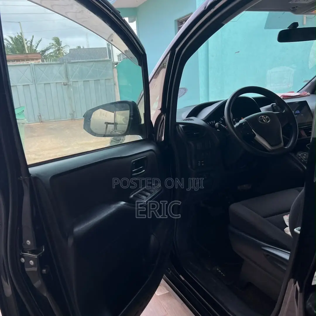 Toyota Voxy V 2WD 7-Seater 2014 Blue