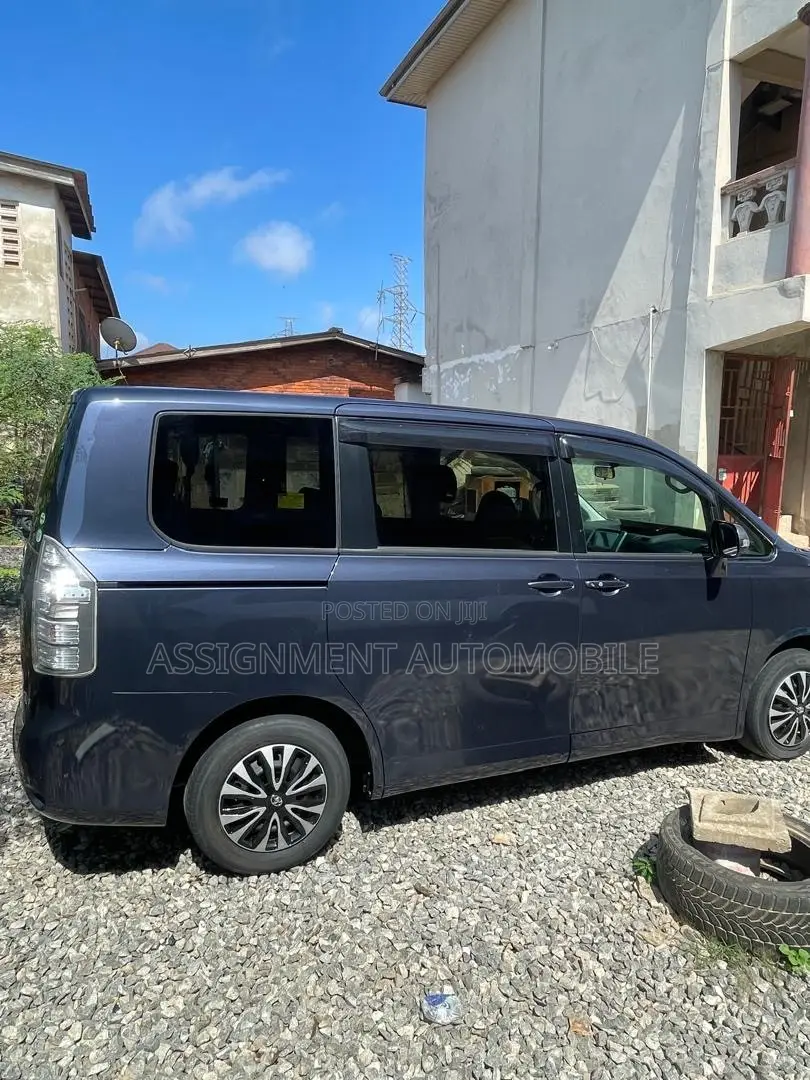 Toyota Voxy 2013 Blue