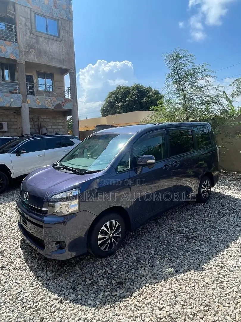 Toyota Voxy 2013 Blue