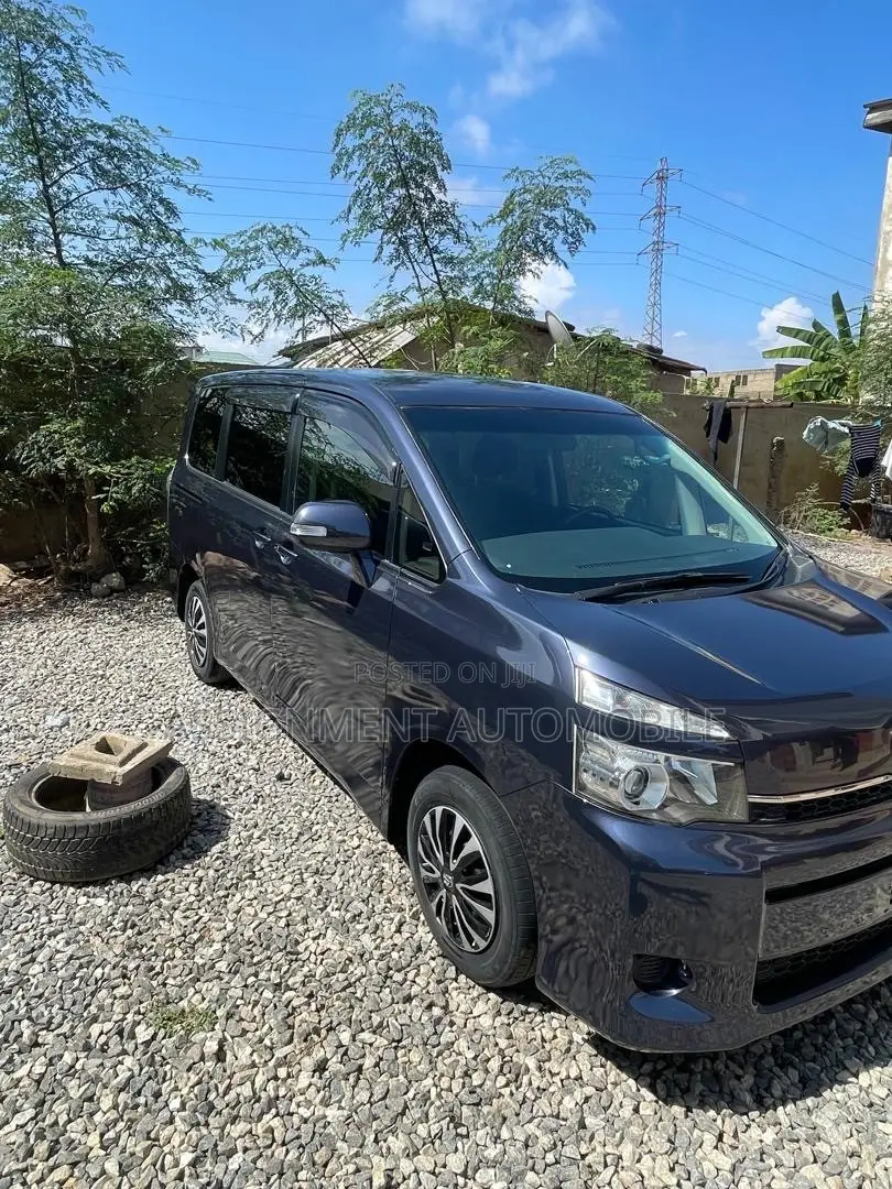 Toyota Voxy 2013 Blue