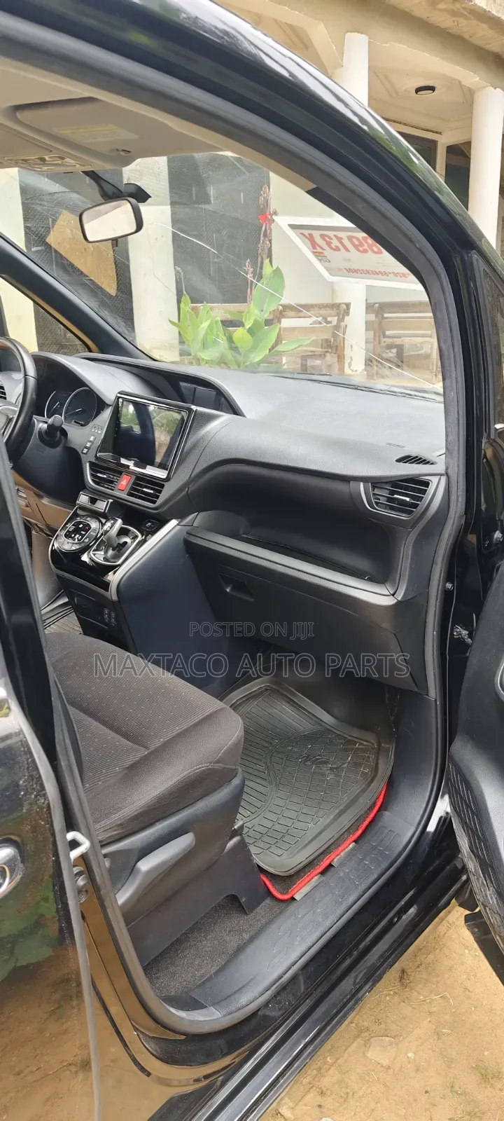 Toyota Voxy V 2WD 7-Seater 2014 Black