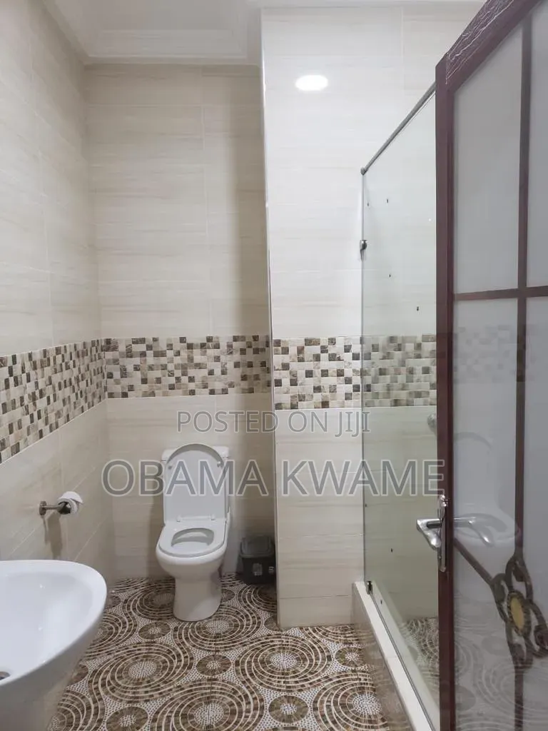 34 Rooms Hotel Sitting on a 1 Half Plot for Sale at Adjirganor