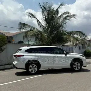 Toyota Highlander LE 2021 White