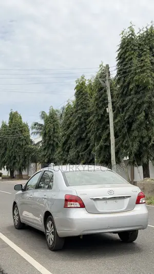 Toyota Yaris 2012 Silver