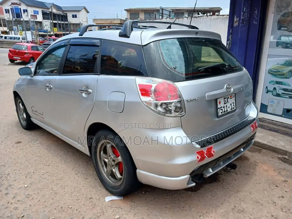 Toyota Matrix Hatchback FWD (1.8L 4cyl 5M) 2010 Silver