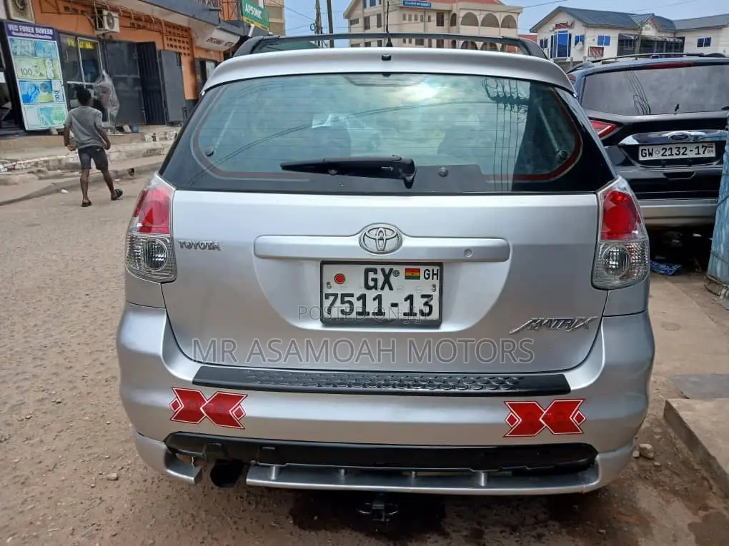 Toyota Matrix Hatchback FWD (1.8L 4cyl 5M) 2010 Silver
