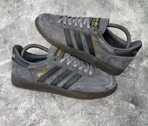 Adidas Handball Spezial in Earth Strata/Wonder White/Gum Sneakers