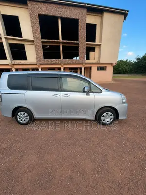 Toyota Voxy 2013 Silver