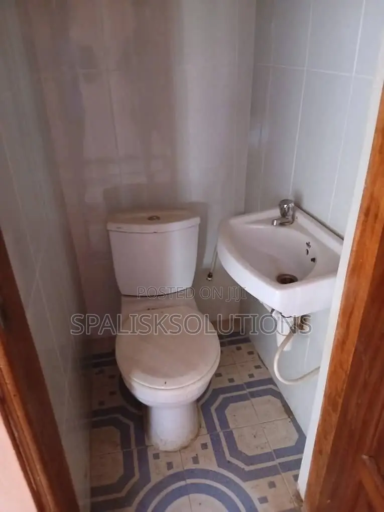 5bdrm House in West Hills for sale