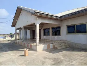 5bdrm House in West Hills for sale