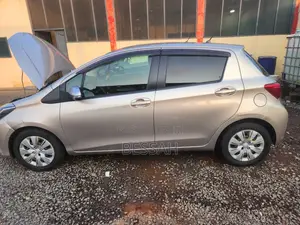 Toyota Vitz 1.3 FWD 5dr 2014 Gray