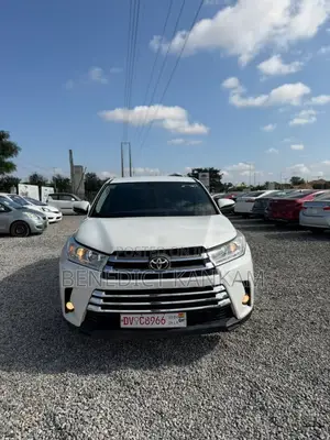 Toyota Highlander LE 2019 White