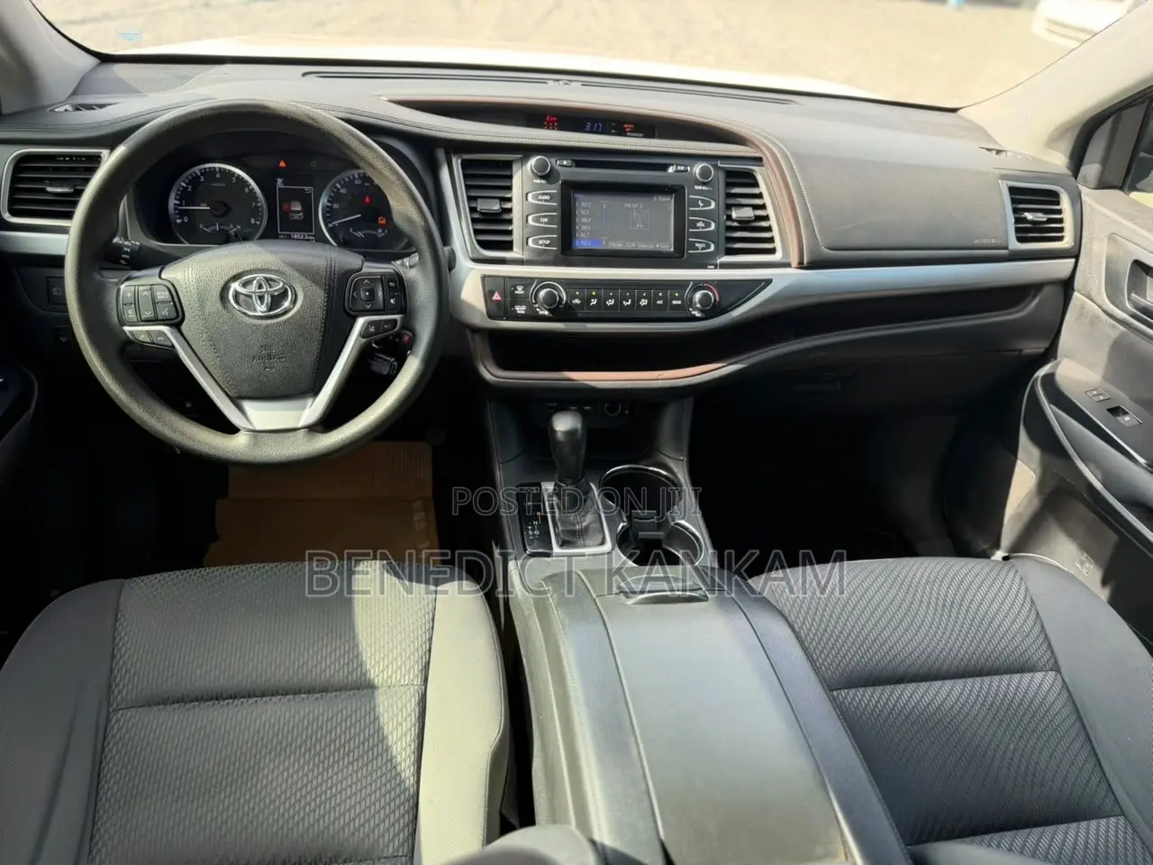 Toyota Highlander LE 2019 White